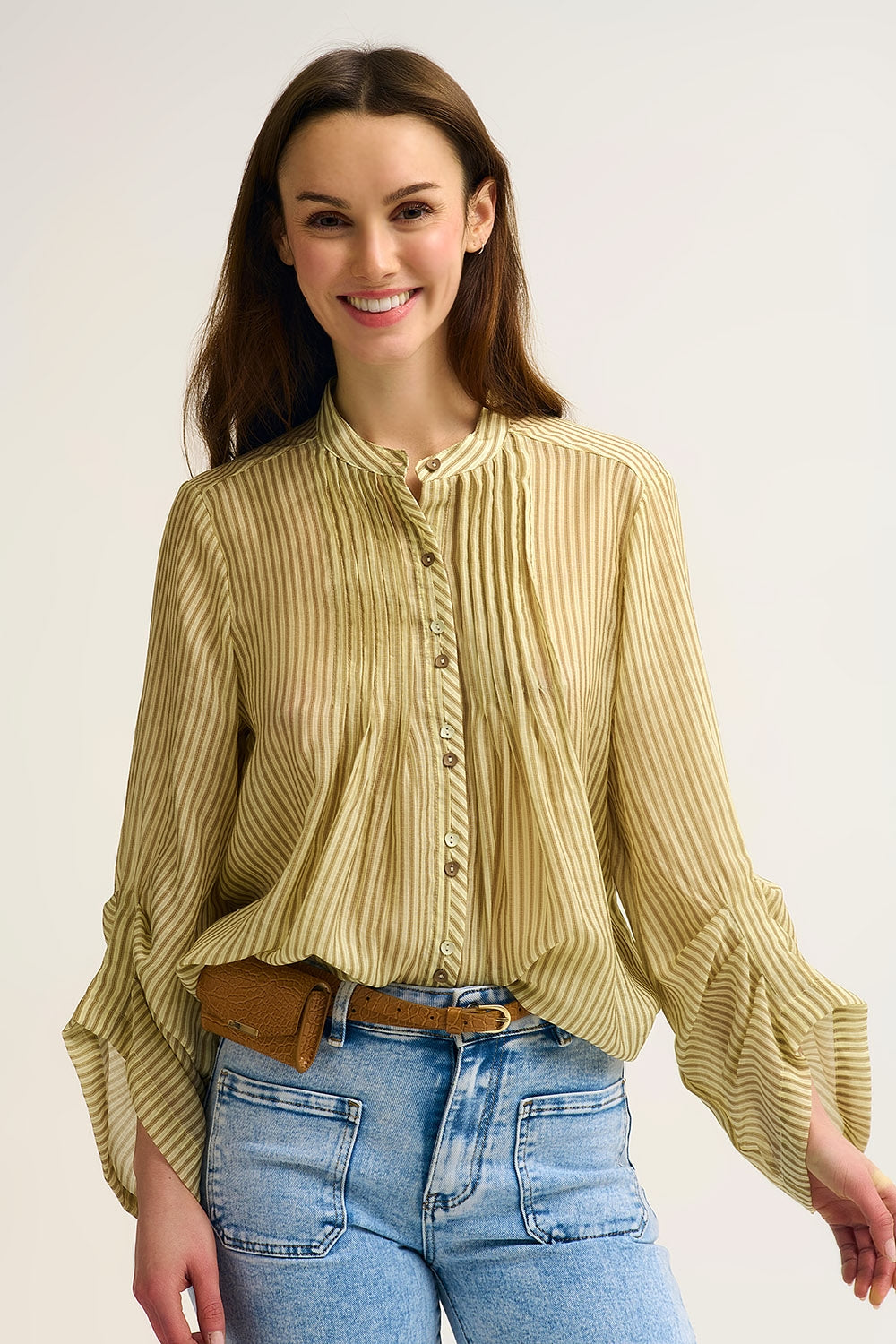 Blusa de chiffon às riscas com botões na frente com corte descontraído e textura suave