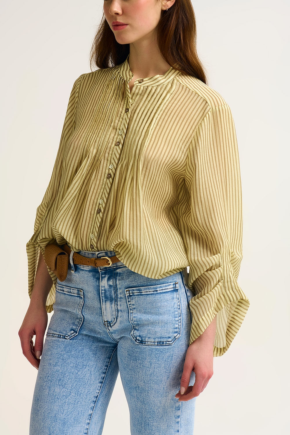 Blusa de chiffon às riscas com botões na frente com corte descontraído e textura suave