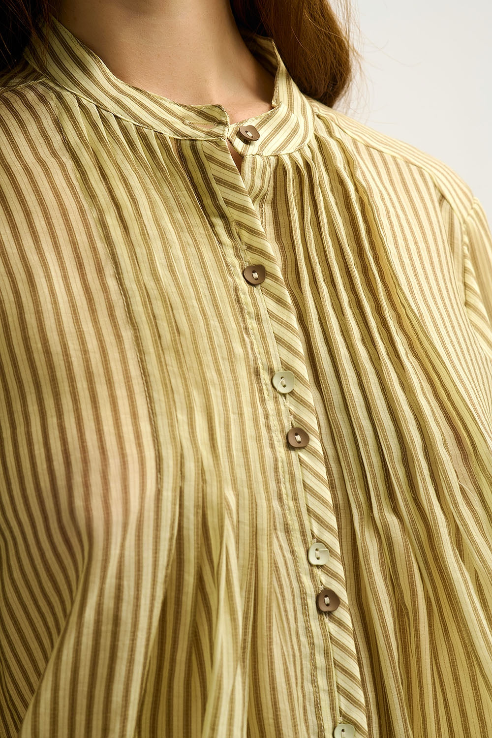 Blusa de chiffon às riscas com botões na frente com corte descontraído e textura suave