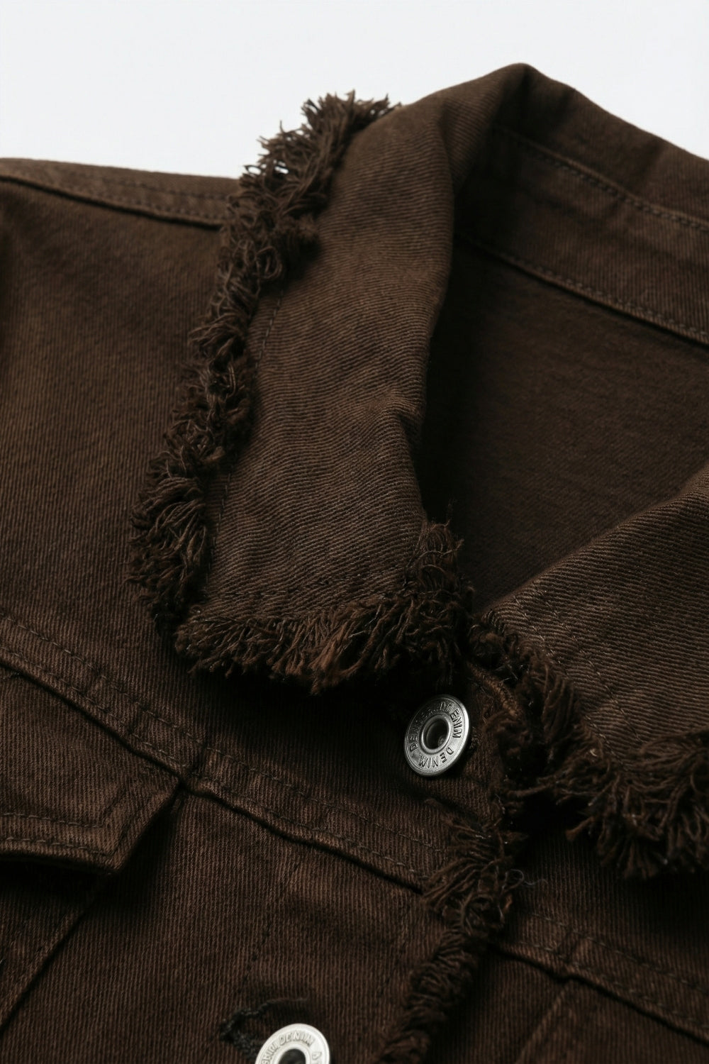Jaqueta de denim com borda crua na cor chocolate