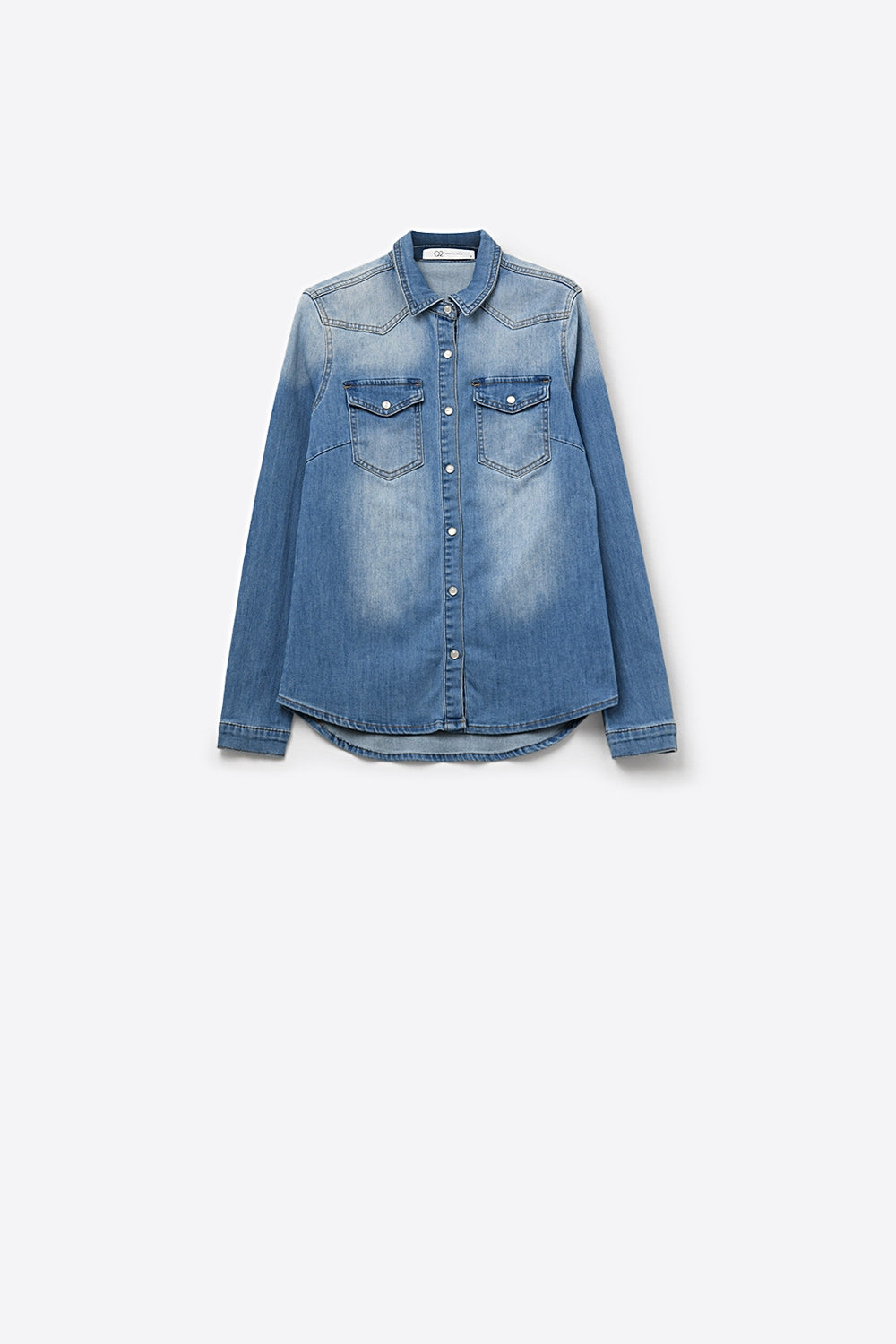 Camisa Jeans Azul Claro com Fechamento Frontal de Botões
