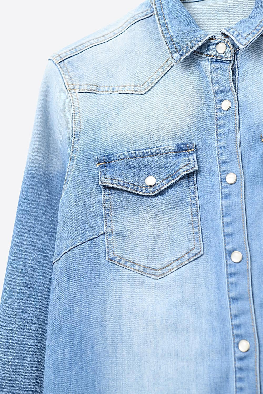 Camisa Jeans Azul Claro com Fechamento Frontal de Botões