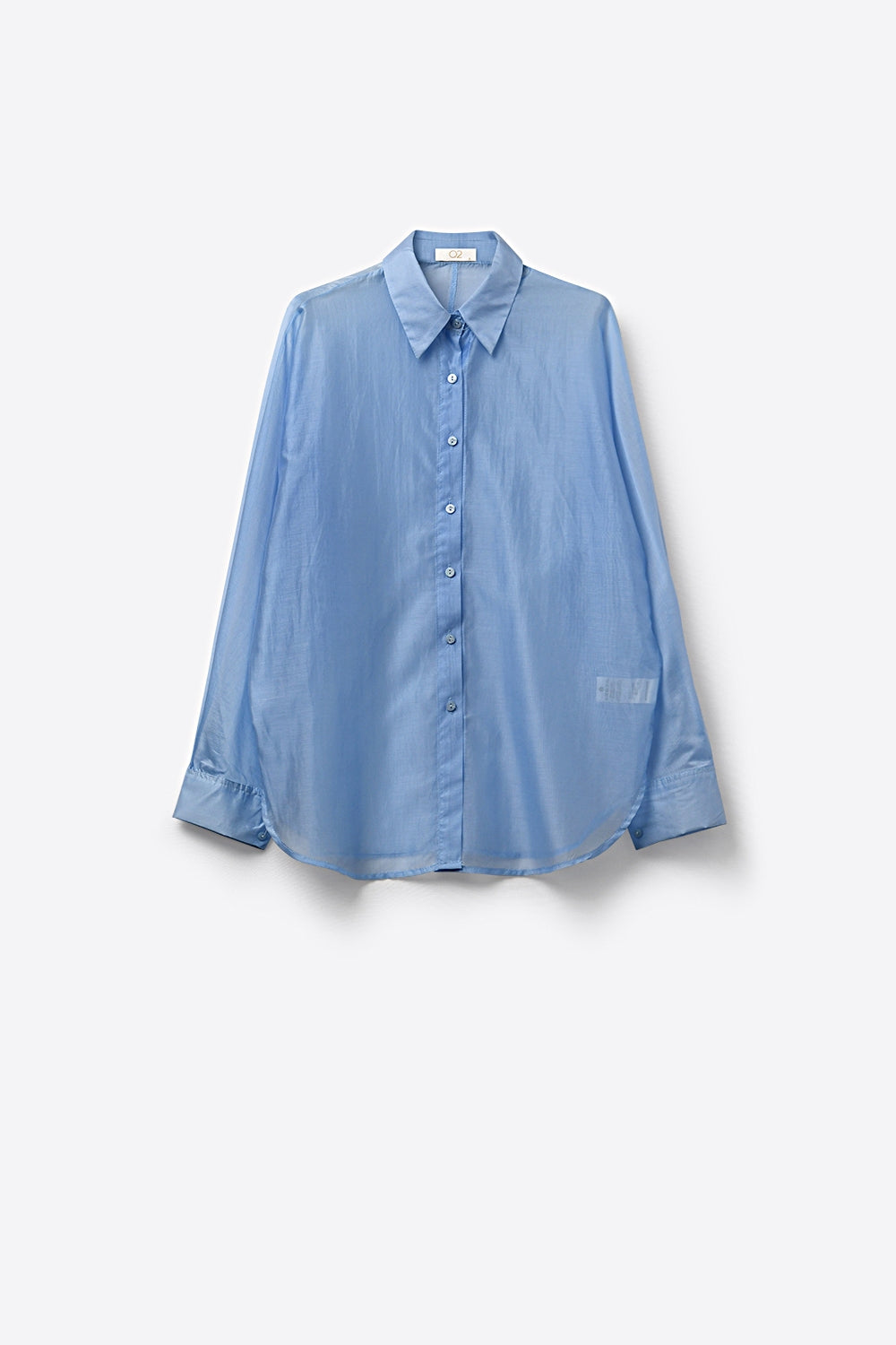 Camisa com botões azul céu transparente com corte descontraído