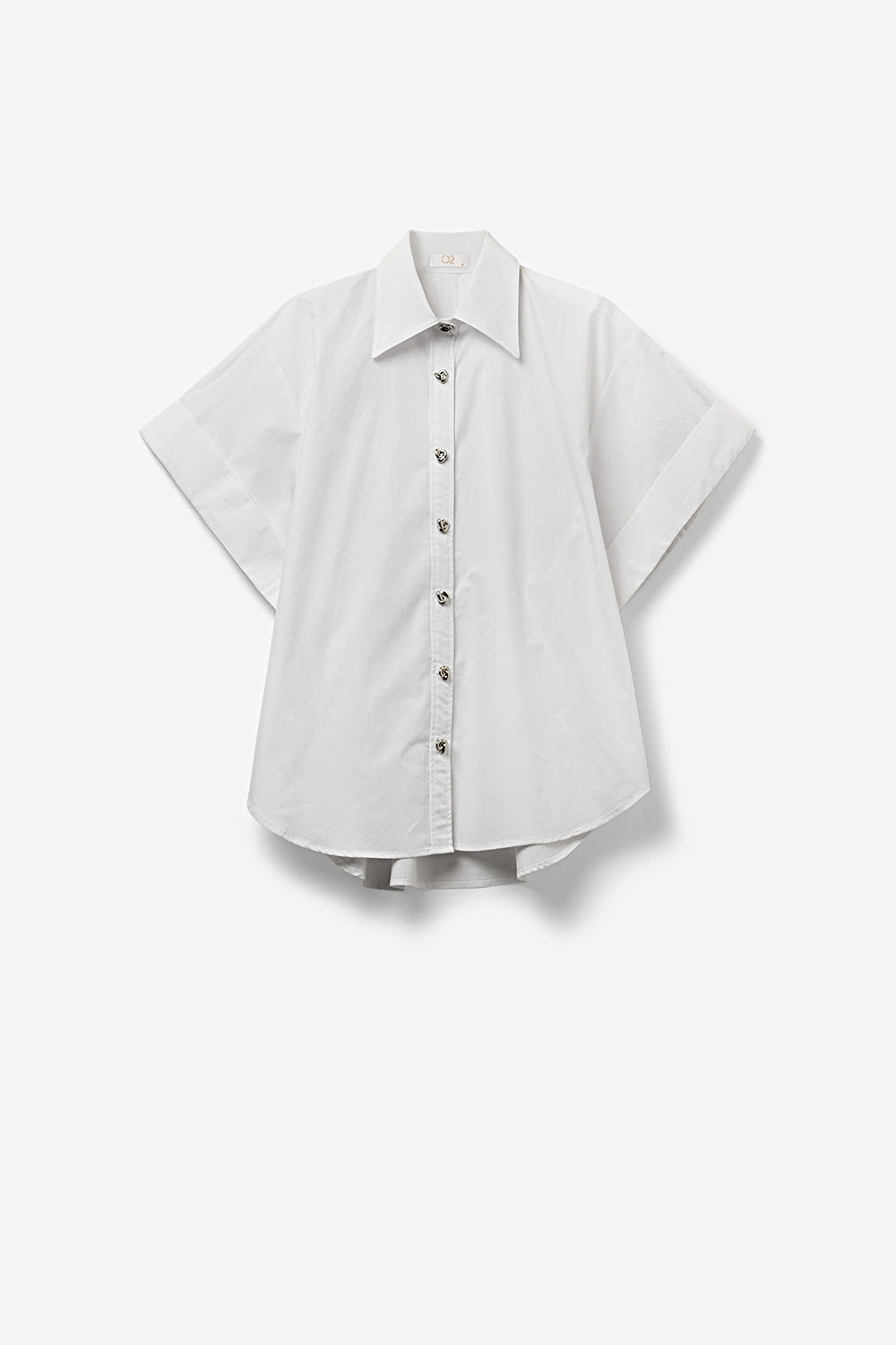 Camisa kimono branca de manga curta com botões prateados