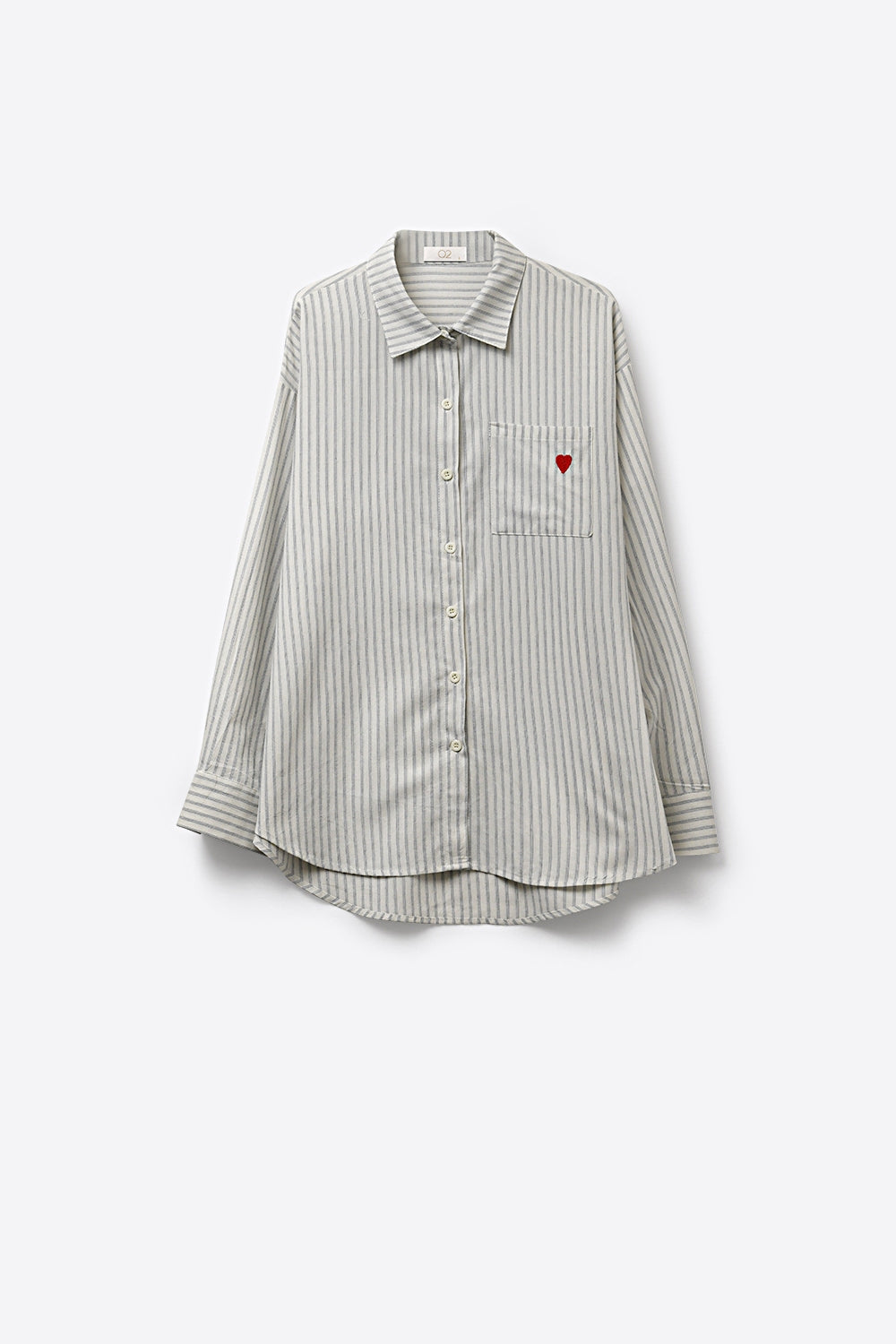 Camisa cinzenta às riscas de corte descontraído e com botões com pormenor de coração