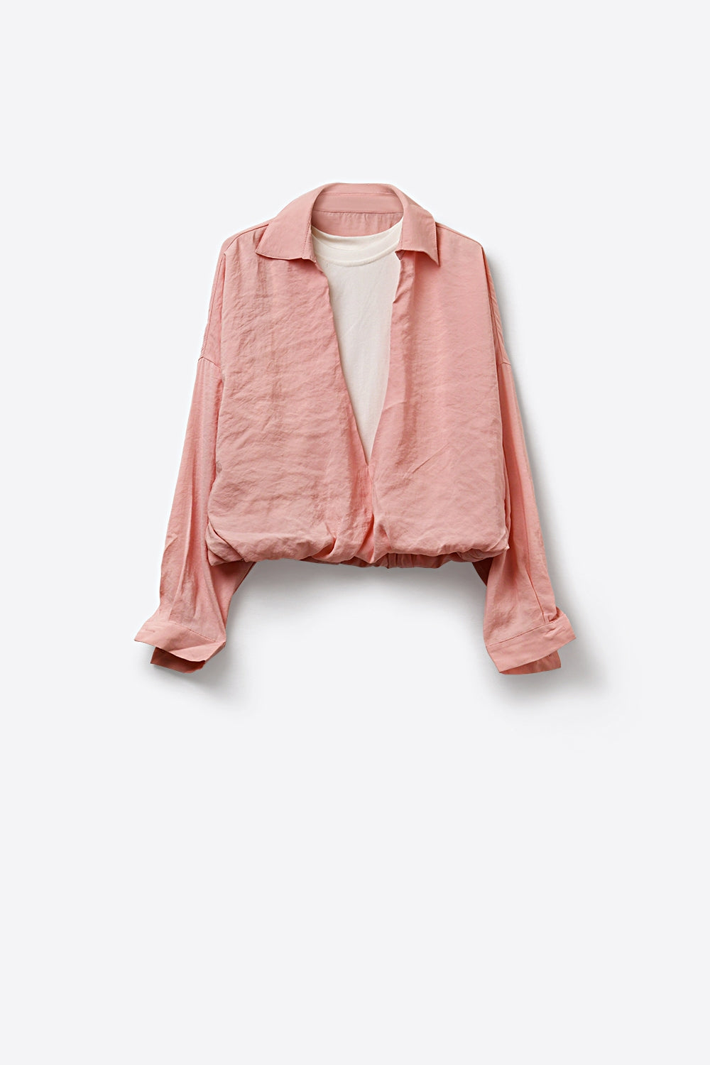 Camisa Texturizada Leve de Ajuste Relaxado Rosa e camiseta branca por dentro
