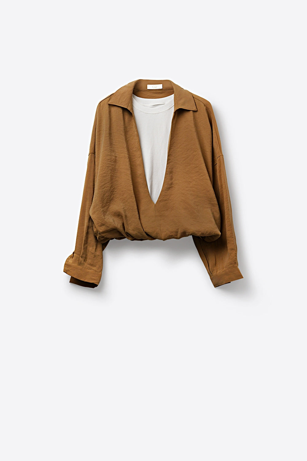 Camisa Texturizada Leve na cor Camelo e camiseta branca por dentro