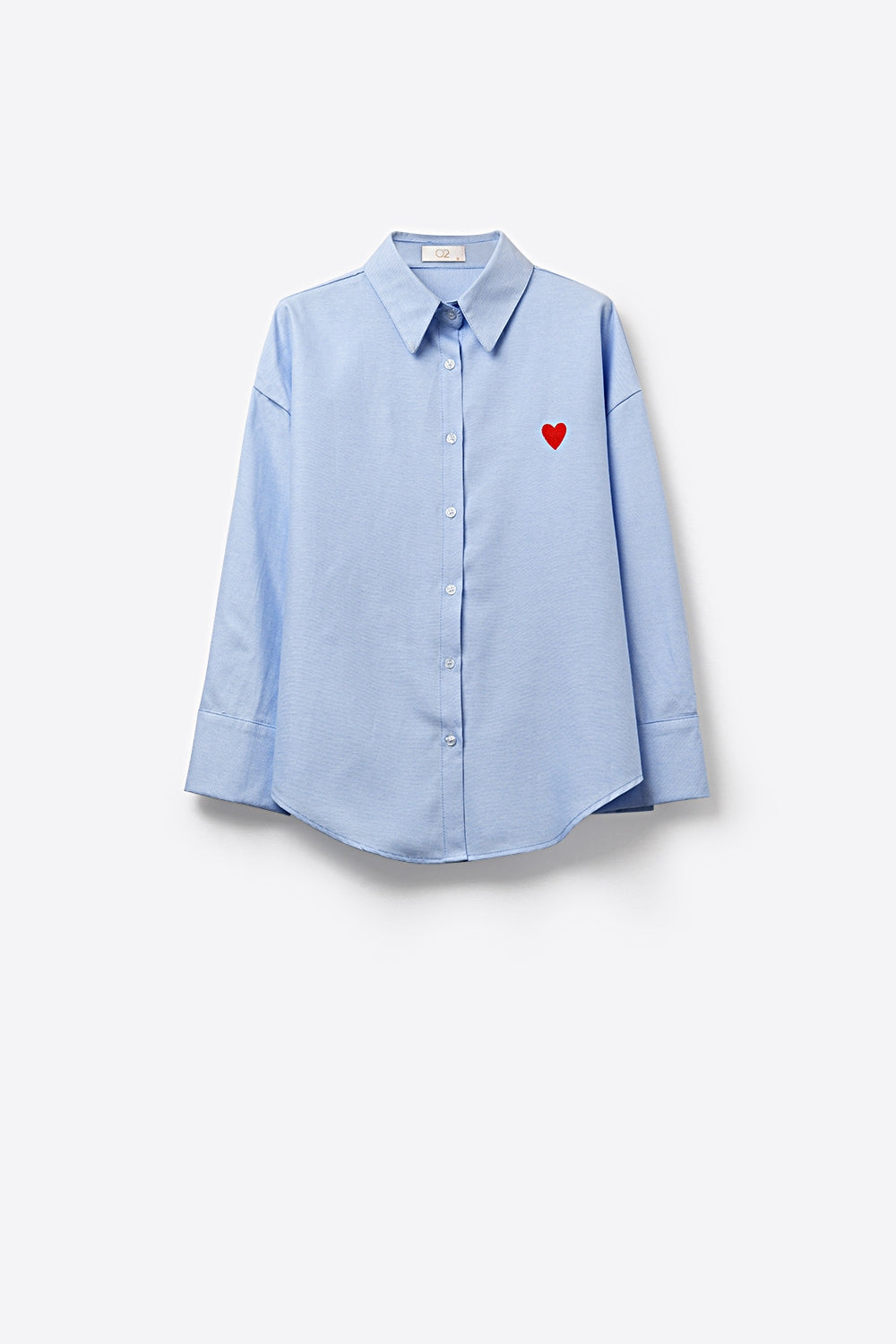 Camisa azul de algodão Oxford com pormenor de coração vermelho bordado
