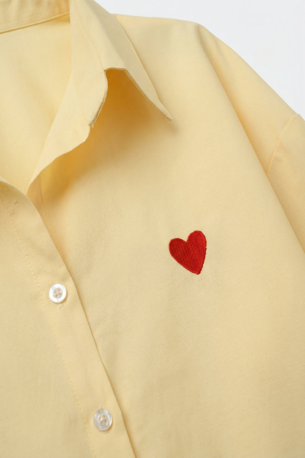 Camisa com botões amarela com pormenor de coração
