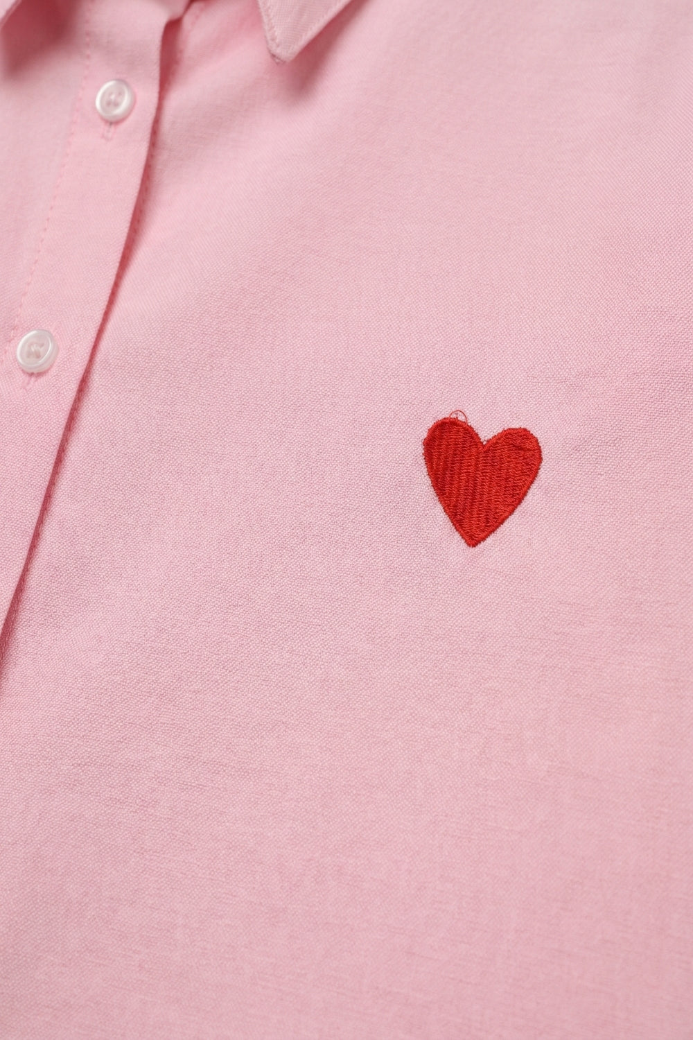 Camisa com botões cor-de-rosa com pormenor de coração bordado