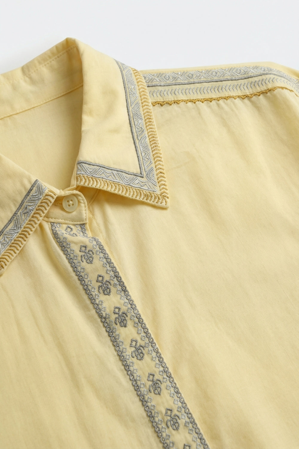 Camisa Oversize amarela com pormenores de guarnição bordados