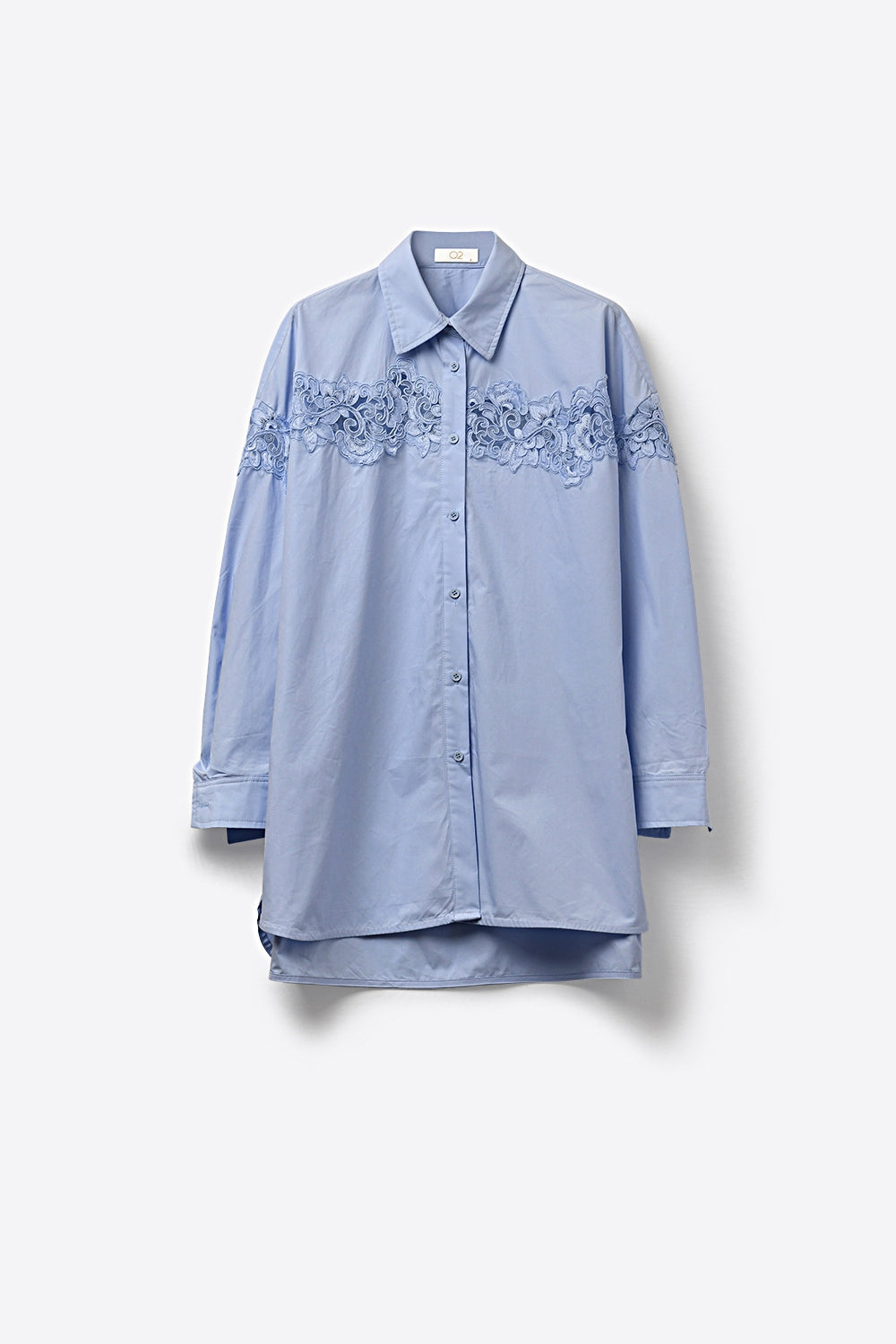 Camisa com botões azul clara com pormenor de renda