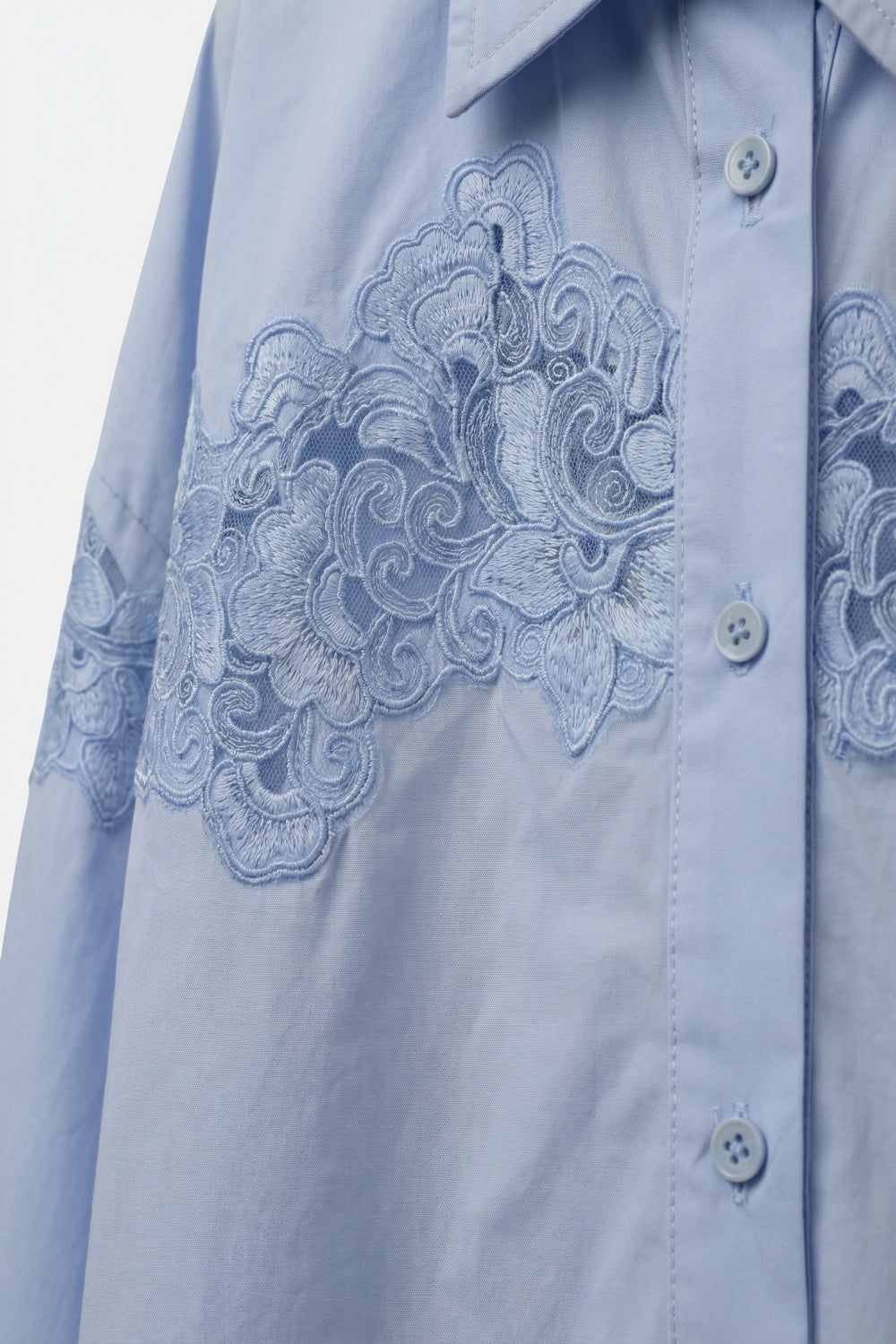 Camisa com botões azul clara com pormenor de renda