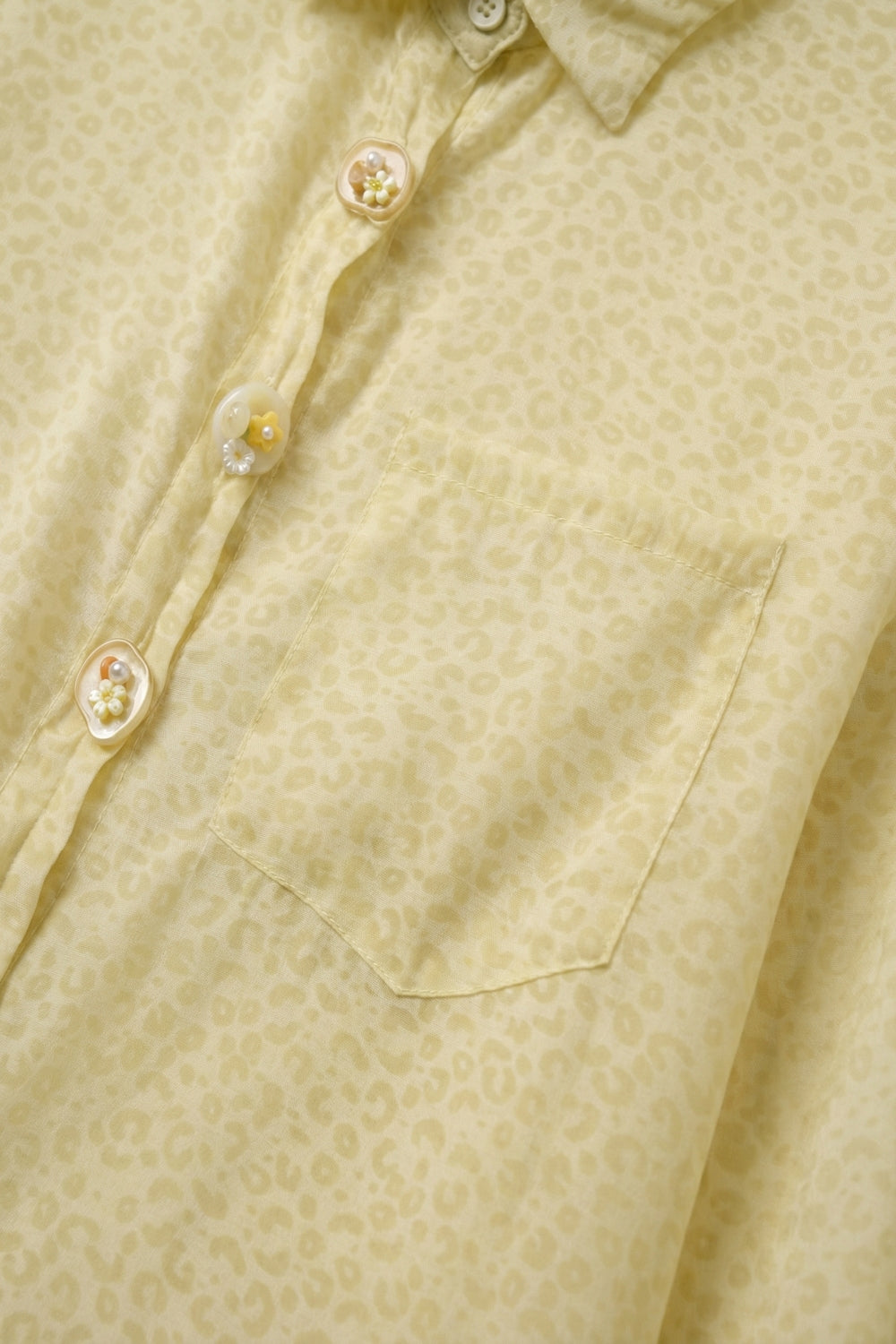 Blusa com botões à frente amarela clara com estampado subtil