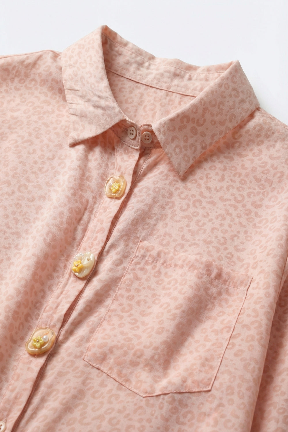 Camisa de tecido transparente com estampa animal rosa com botão e bolso