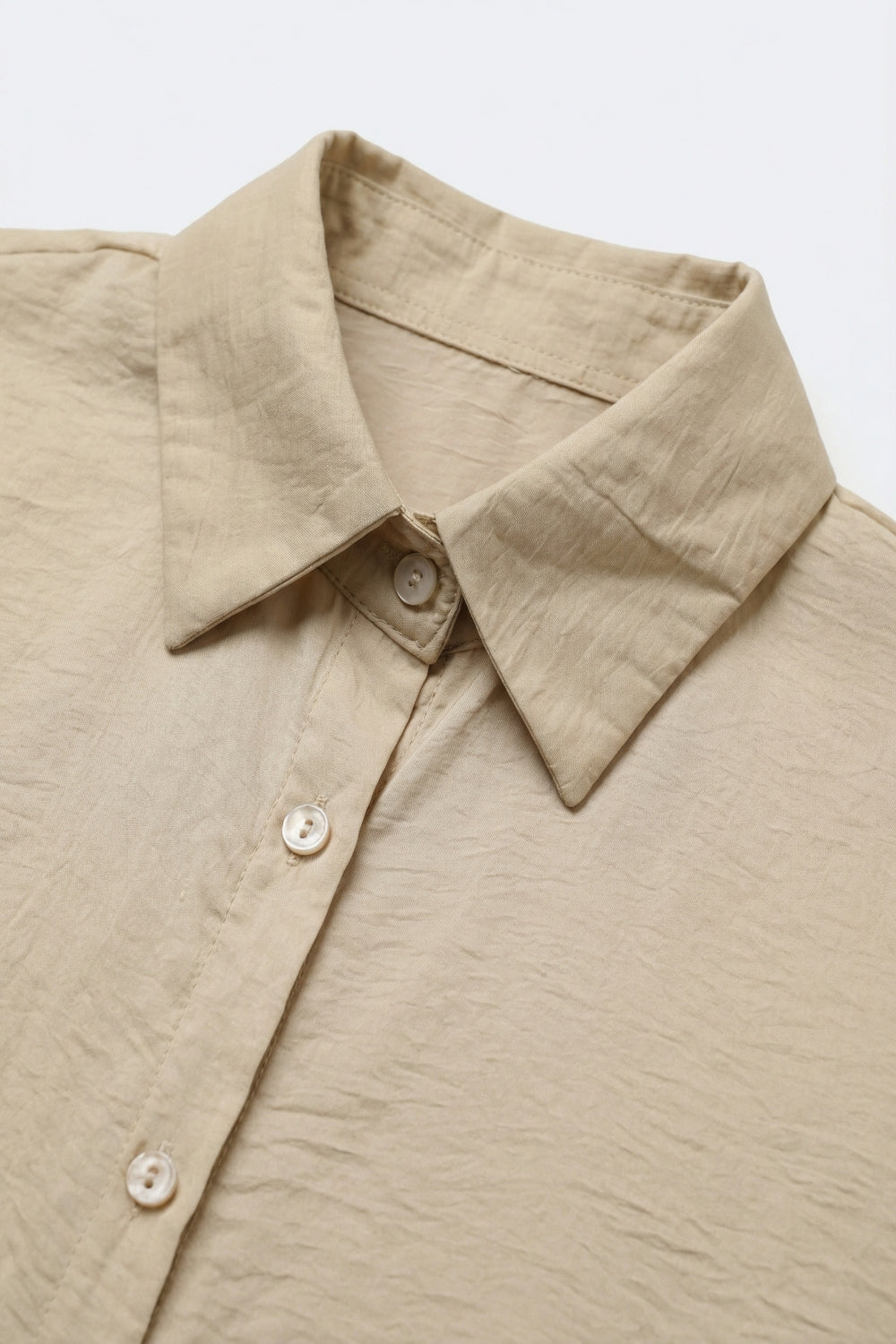 Vestido Camisa de Manga Comprida com Botões Frontal Bege em Cetim Brilhante