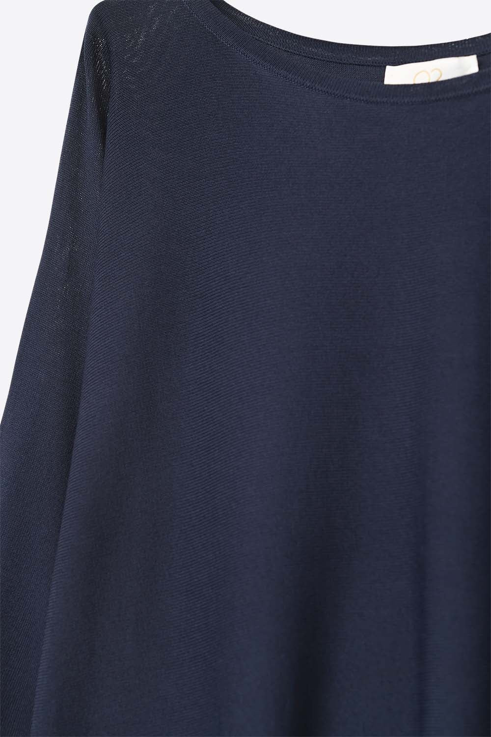 Camisola oversized em azul-marinho com mangas até ao cotovelo