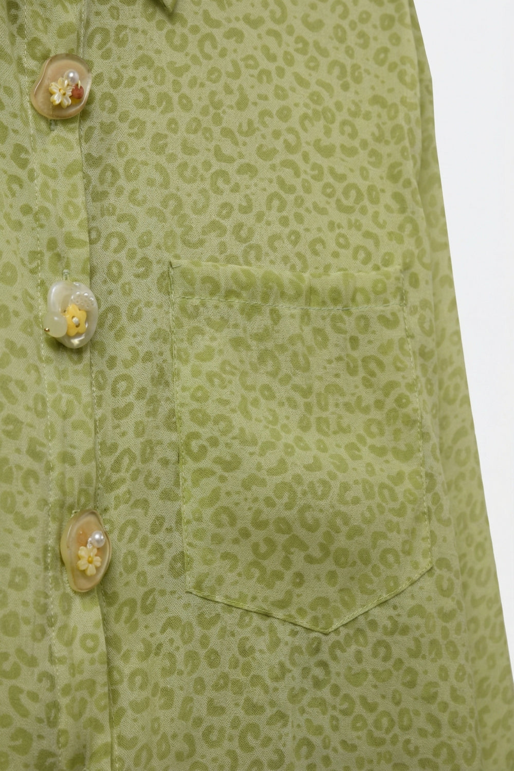 Camisa verde com estampa de animal em tecido transparente