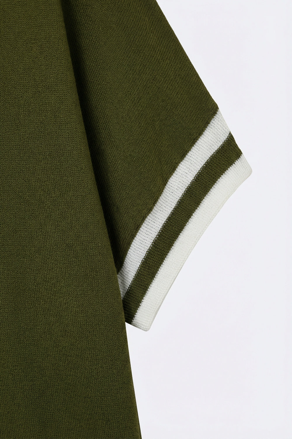 Suéter de malha fina verde-oliva com punhos listrados