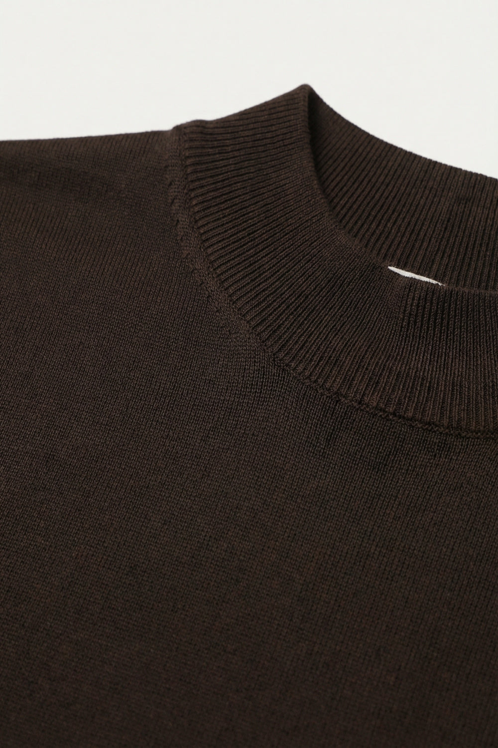 Camisola de gola alta castanha com mangas curtas ajustadas