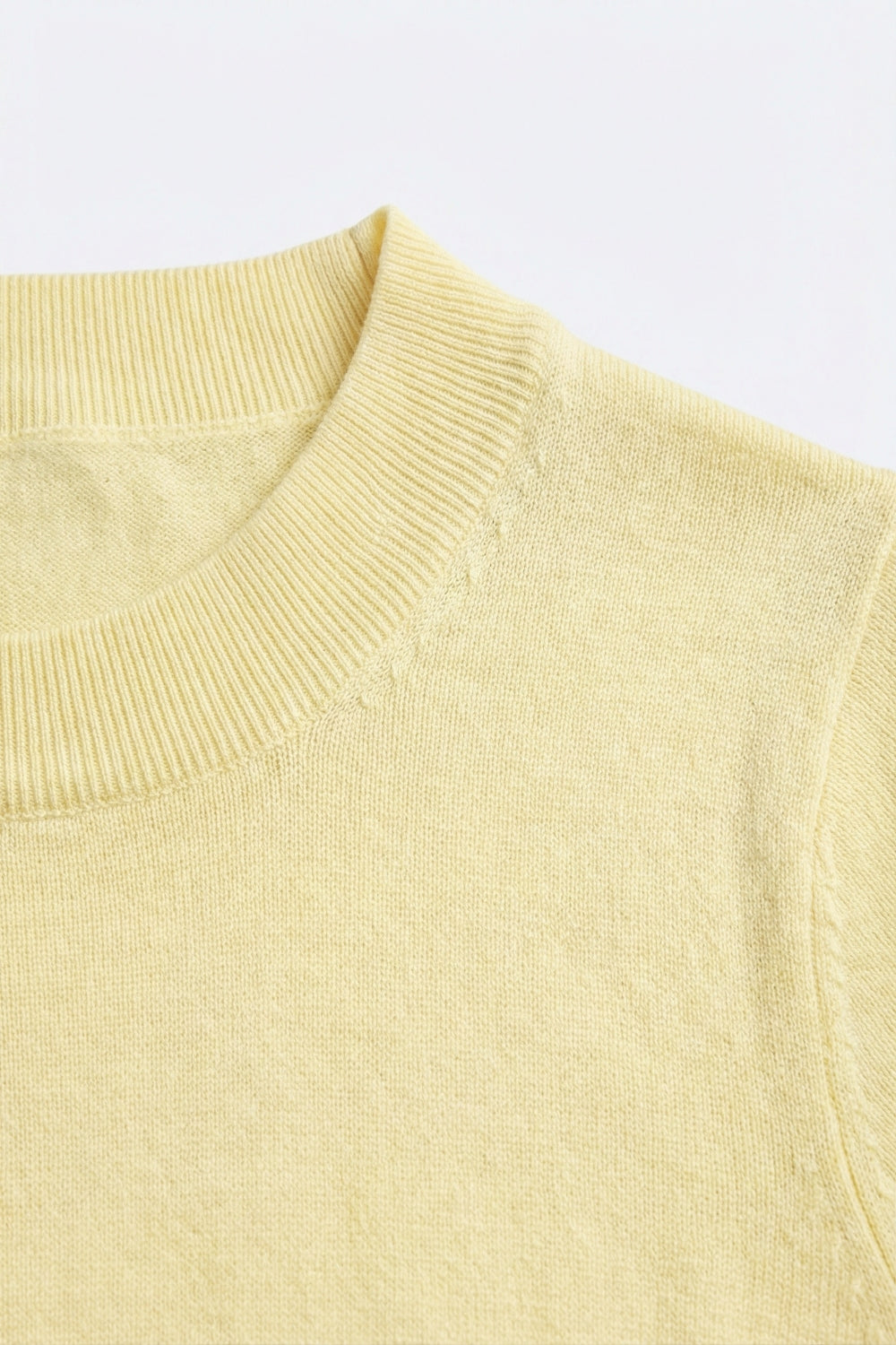 camisola amarela de gola alta com mangas curtas ajustadas