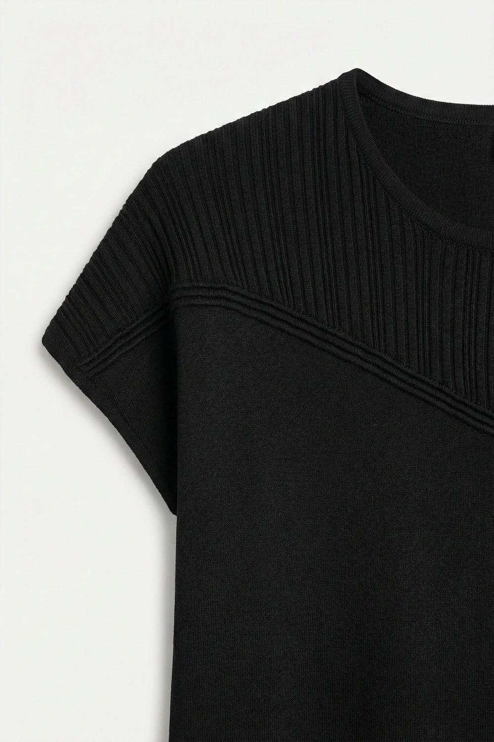 Blusa Preta de Malha com Detalhe Texturizado no Peito