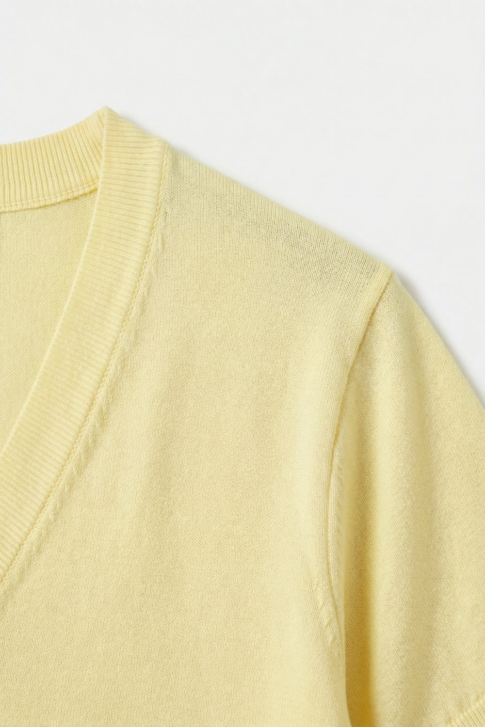 Camisola de malha fina e leve com decote em V largo em amarelo