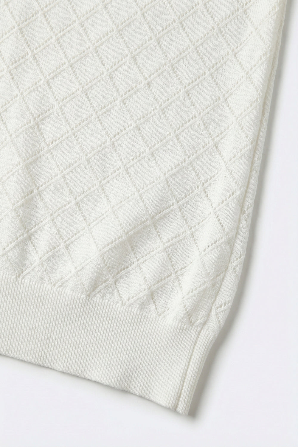 Camisola de malha branca texturada com padrão de diamantes