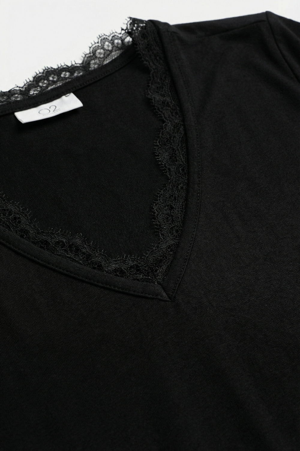 Camisola de malha fina e macia com decote em V e acabamento em renda em preto