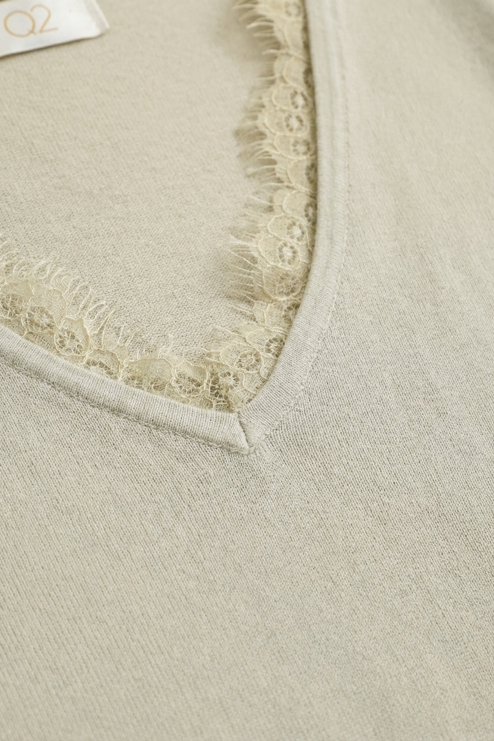 Camisola de malha fina e macia com decote em V e acabamento em renda em bege