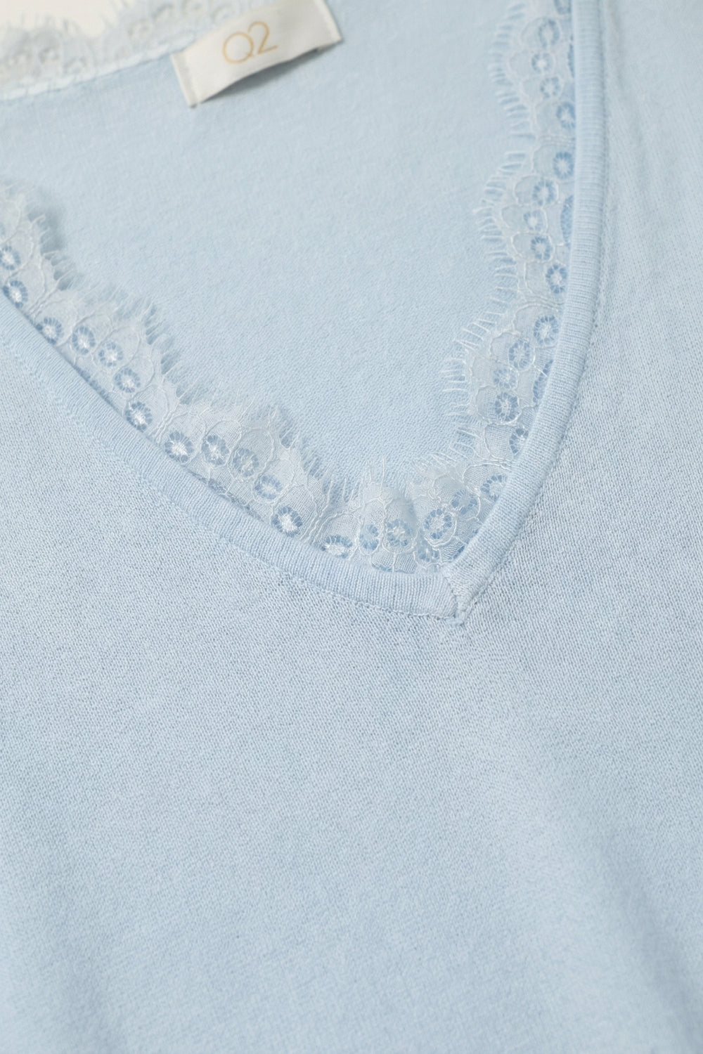 Camisola de malha fina e macia com decote em V e acabamento em renda em azul bebé