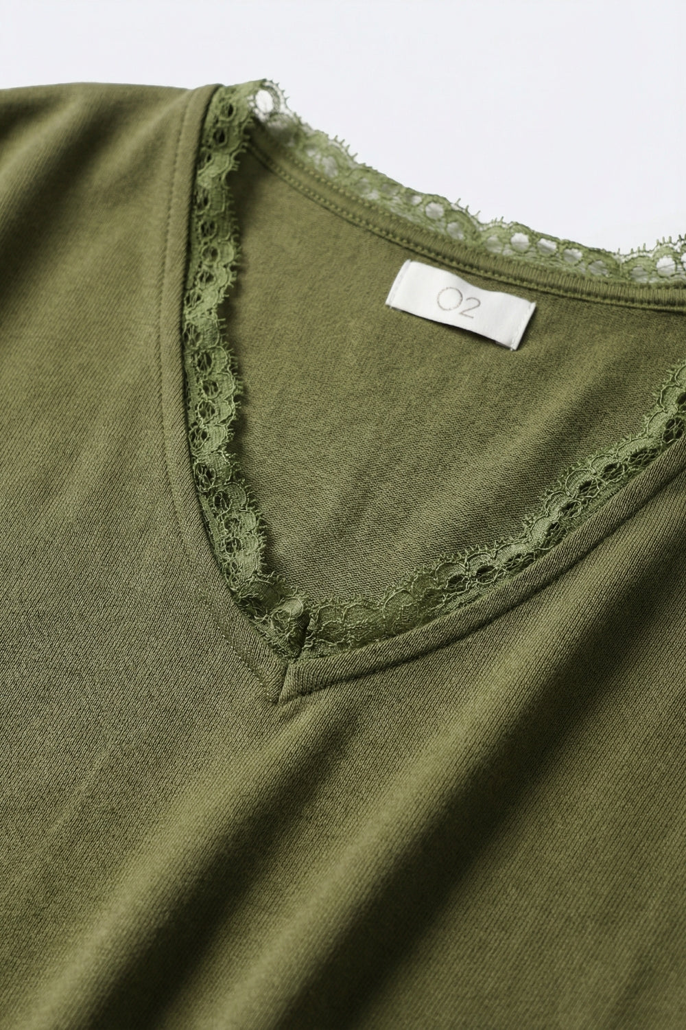 Camisola de malha fina e macia com decote em V e acabamento em renda em caqui