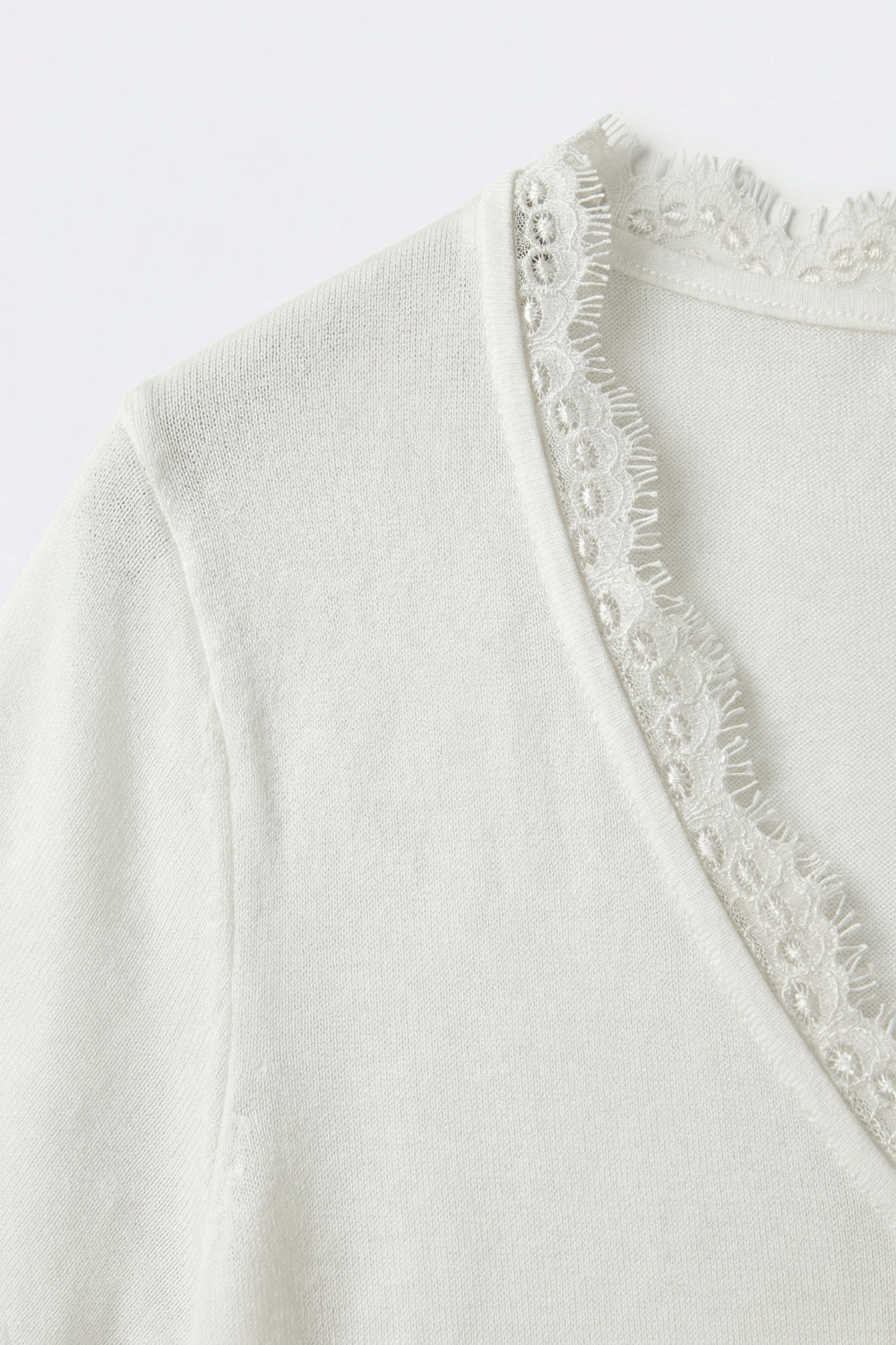 Camisola de malha fina e macia com decote em V e acabamento em renda em branco