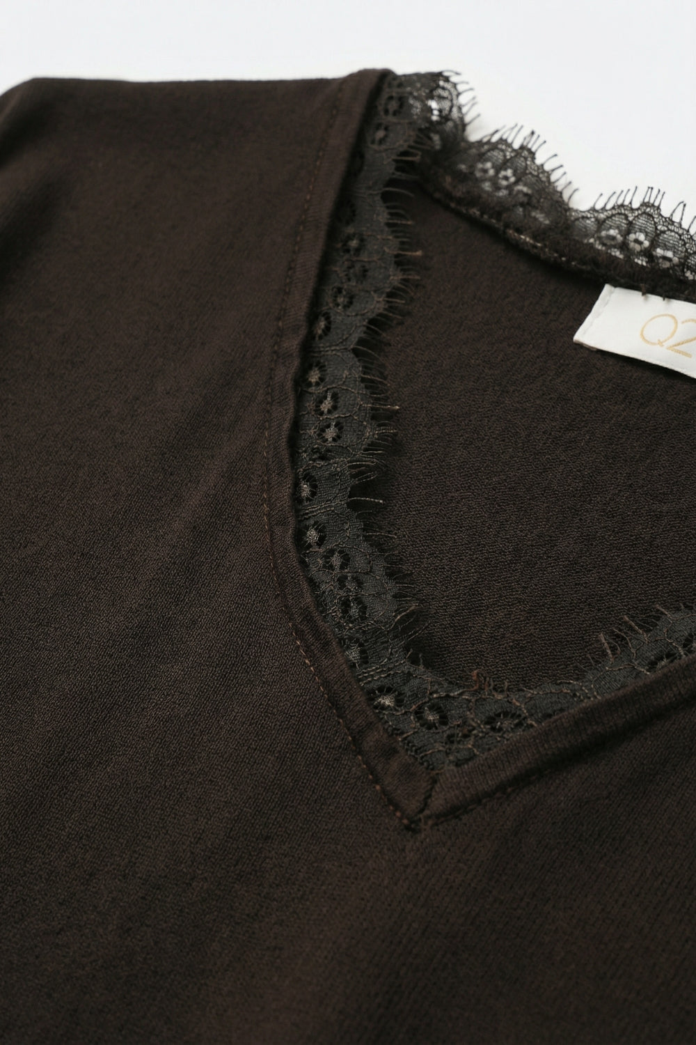 Camisola de malha fina e macia com decote em V e acabamento em renda em castanho