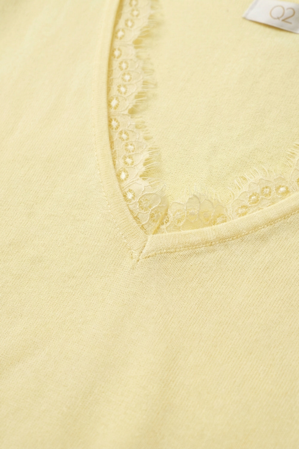 Camisola de malha fina e macia com decote em V e acabamento em renda em amarelo