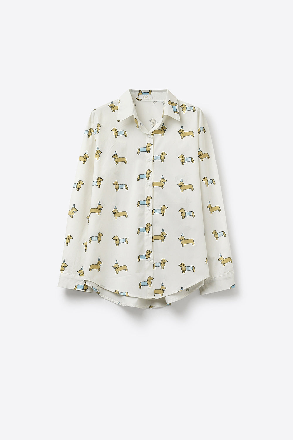 Camisa branca com botões e estampado de um cão brincalhão