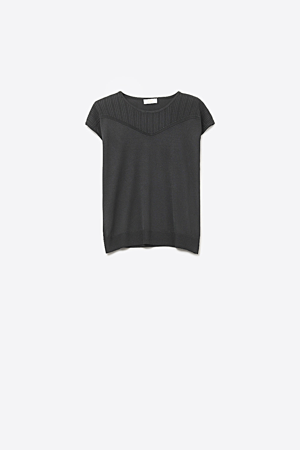 Blusa Preta de Malha com Detalhe Texturizado no Peito