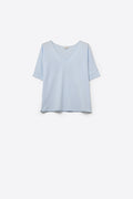 Camisola de manga curta com decote em V azul claro e descontraída