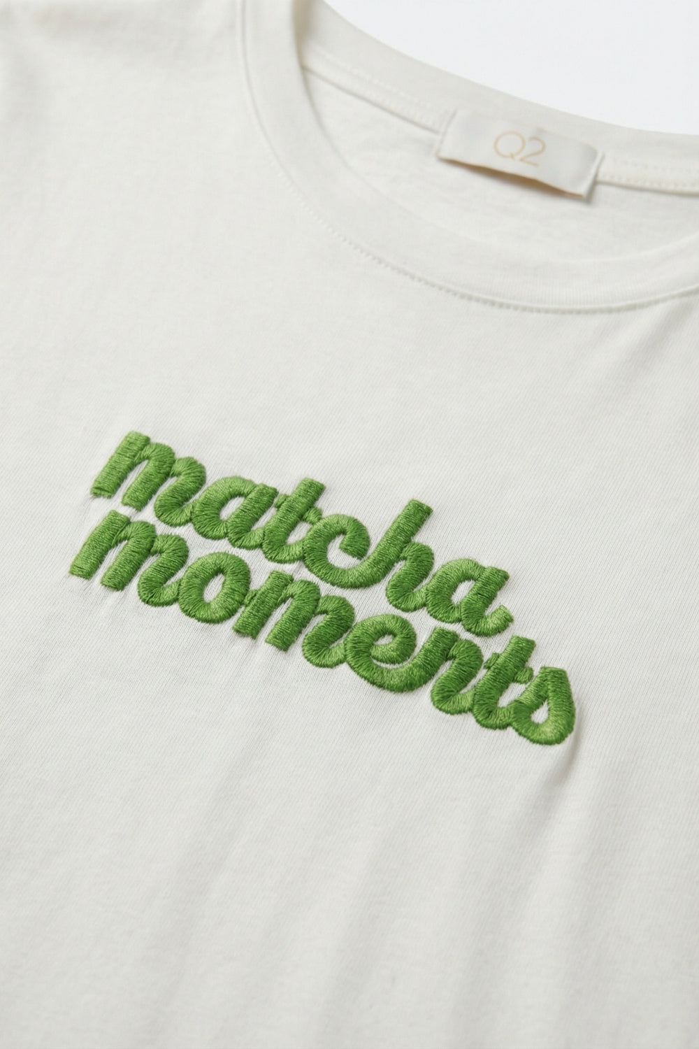 T-shirt branca Matcha Moments bordada em verde