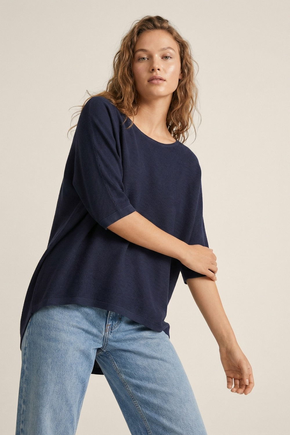 Camisola oversized em azul-marinho com mangas até ao cotovelo