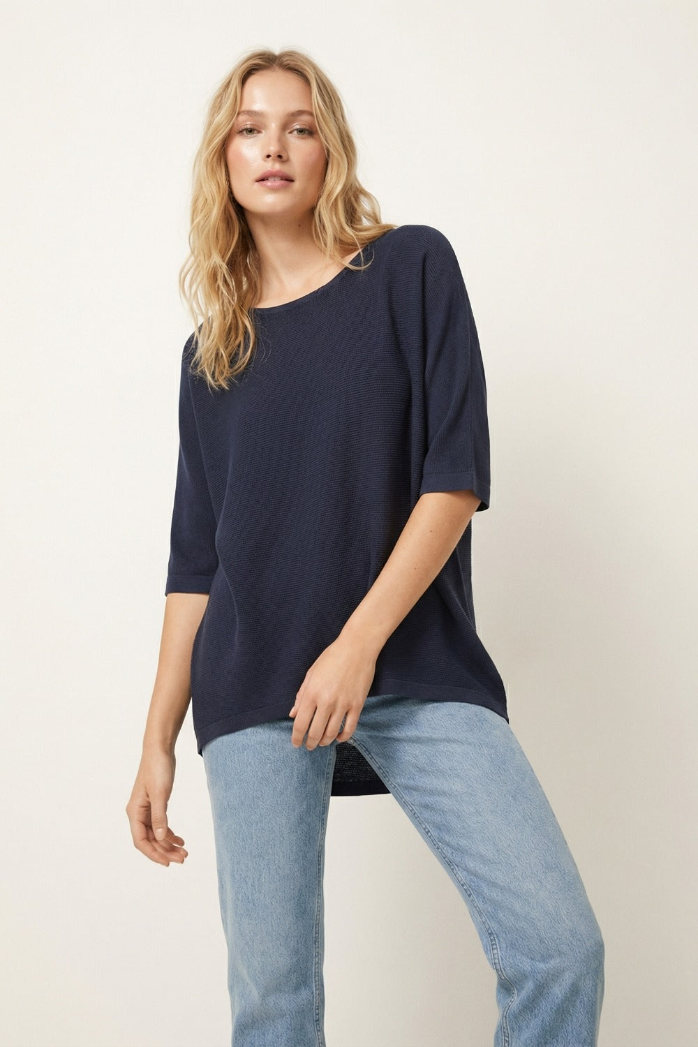 Camisola oversized em azul-marinho com mangas até ao cotovelo