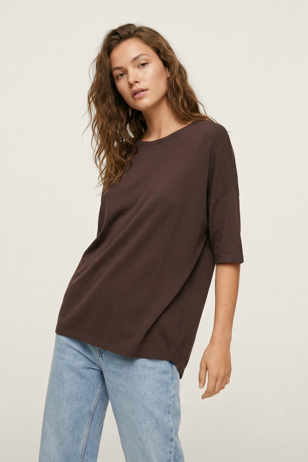 Camisola oversized em castanho com mangas até ao cotovelo