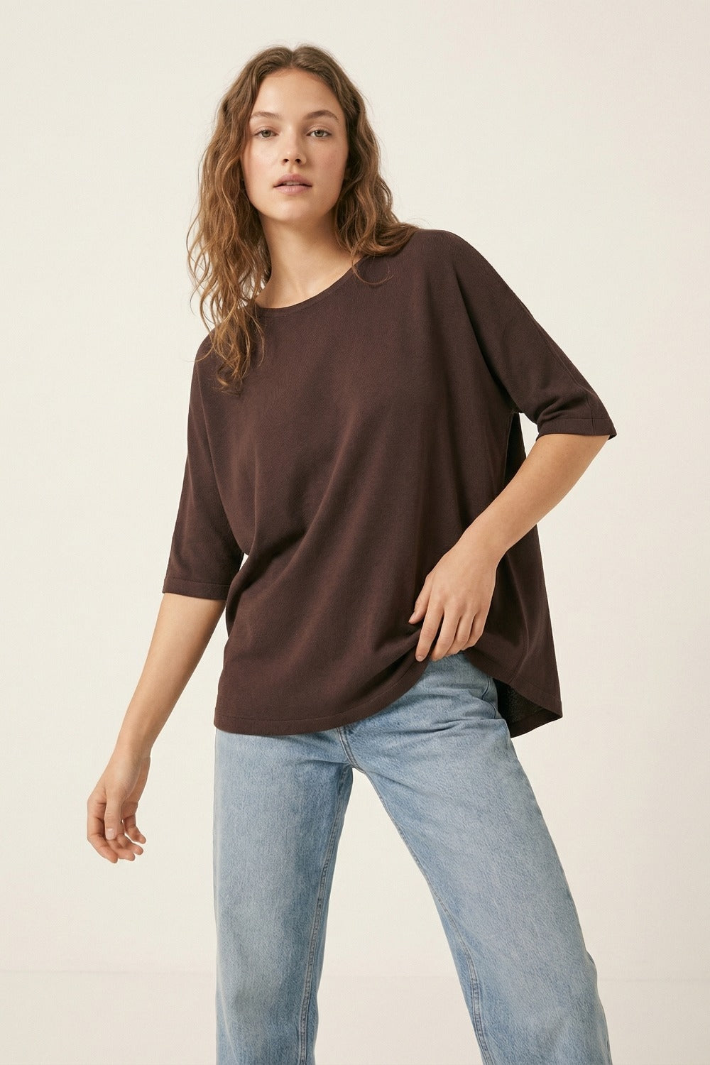 Camisola oversized em castanho com mangas até ao cotovelo