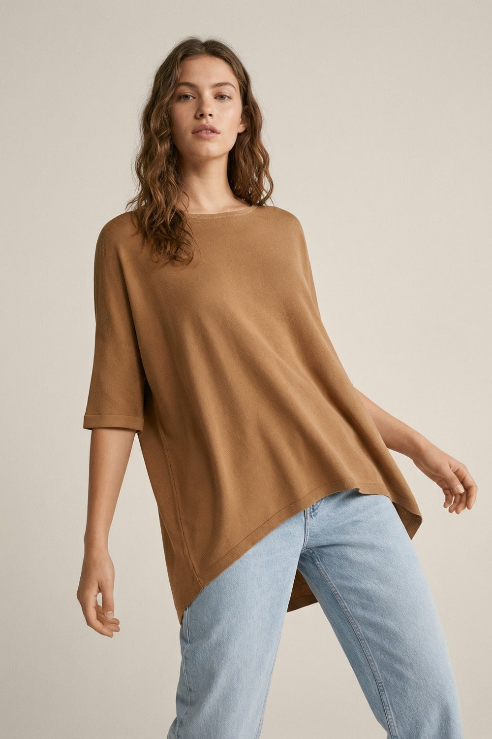 Camisola oversized em camel com mangas até ao cotovelo