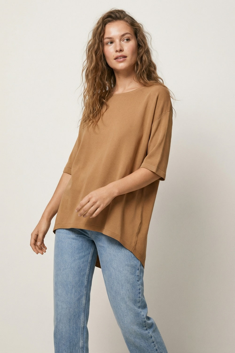 Camisola oversized em camel com mangas até ao cotovelo