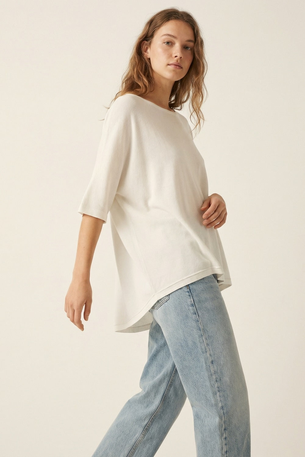 Camisola oversized em branco com mangas até ao cotovelo