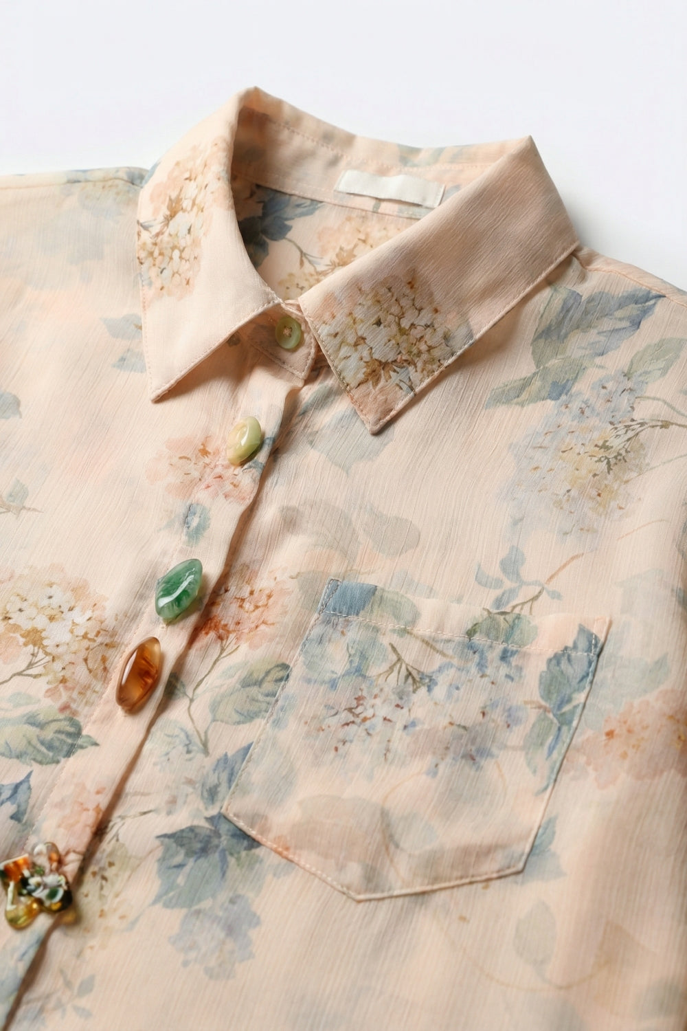 Blusa bege com botões e estampada floral