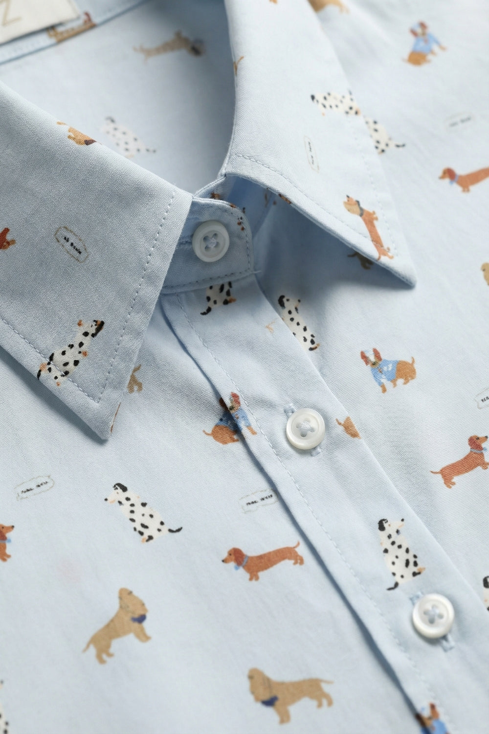 Camisa com botões azul clara com estampado de cão
