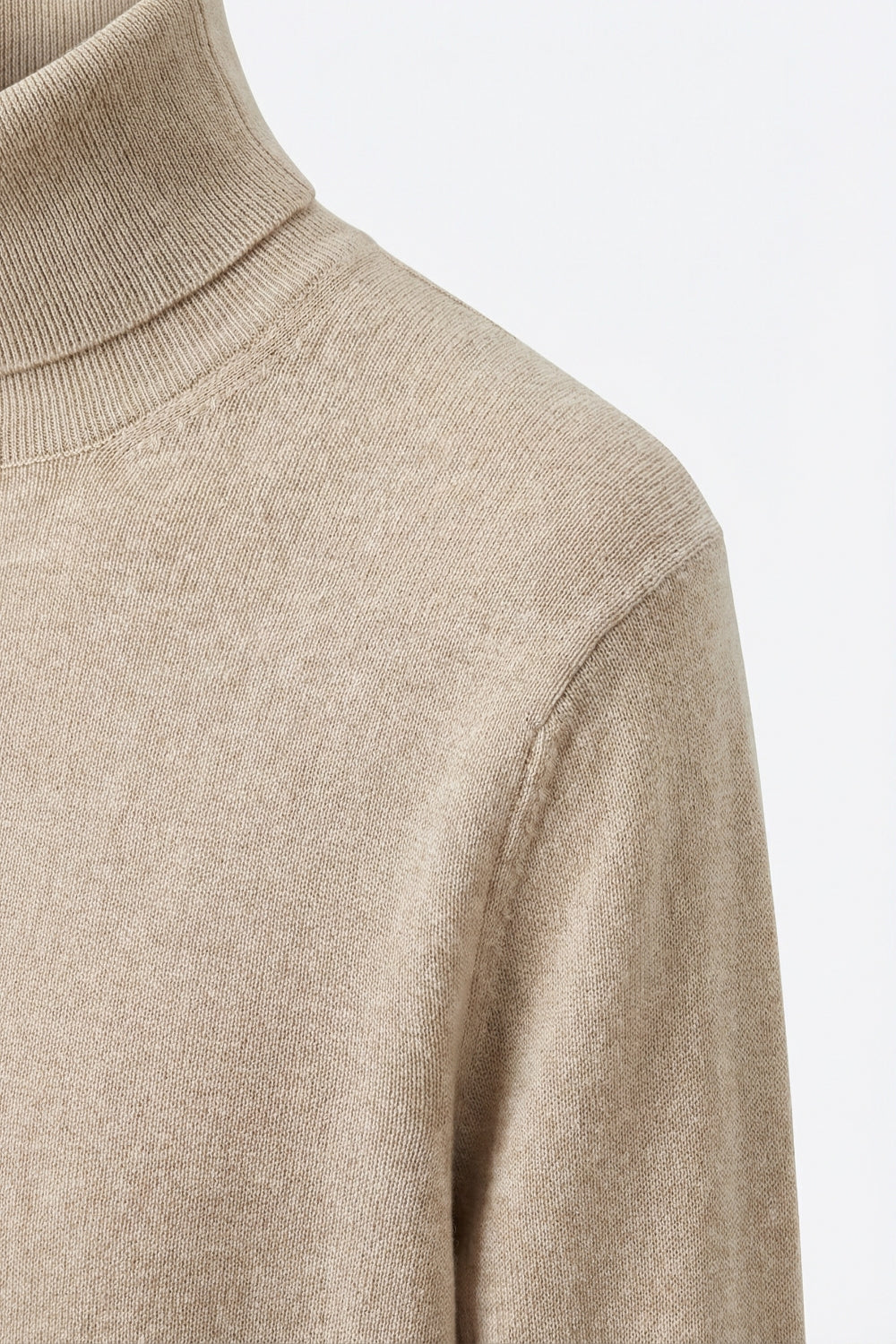 Camisola de gola alta bege em malha fina de lã merino