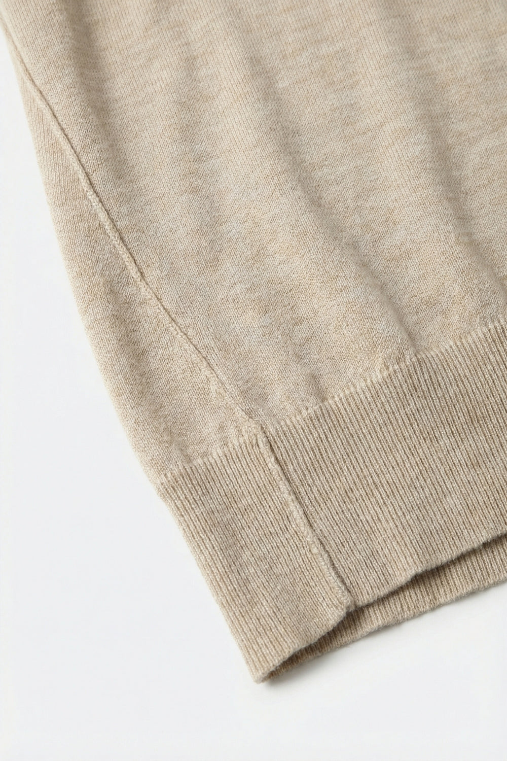 Camisola de gola alta bege em malha fina de lã merino